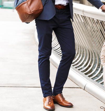 Blaue Anzug mit braunen Schuhen